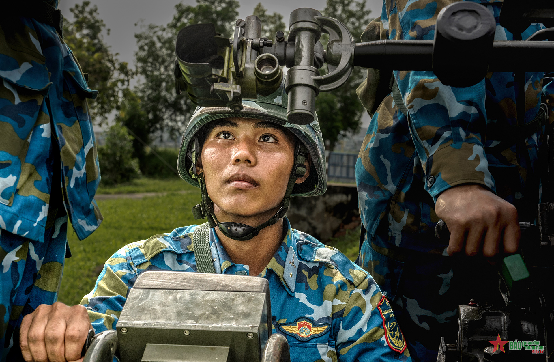 Pháo thủ bám sát mục tiêu trên bệ phóng